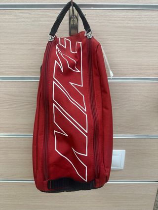 Bolsa entrenar. Zapatillera NIKE granate