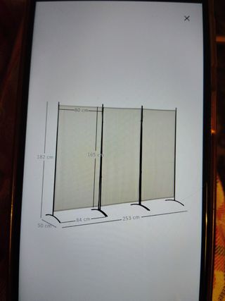 Biombo con paneles de tela.