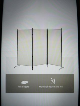 Biombo con paneles de tela.