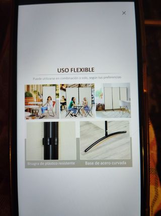 Biombo con paneles de tela.