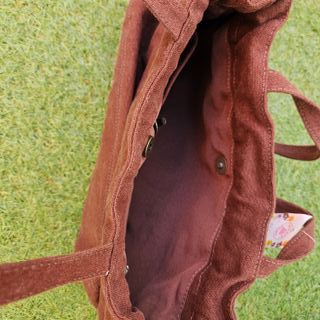 Bolso marrón, bordado. Con etiqueta.