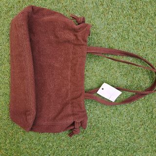 Bolso marrón, bordado. Con etiqueta.