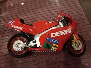 Motocicleta Derbi a escala 