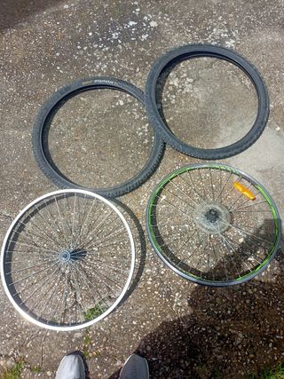 Llantas y cubiertas de 26 pulgadas.