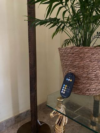 Lámpara de Pie de Madera LED con Mando