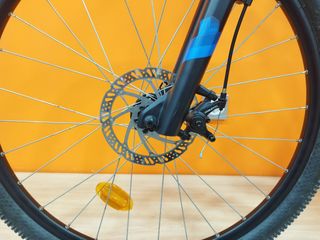 Bicicleta de Montaña con casco y Guantes