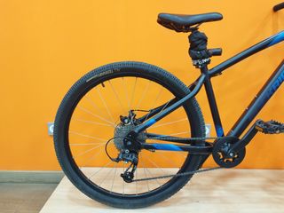 Bicicleta de Montaña con casco y Guantes