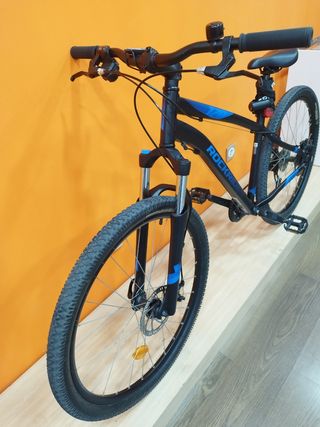 Bicicleta de Montaña con casco y Guantes