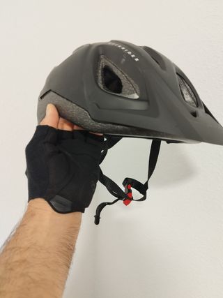 Bicicleta de Montaña con casco y Guantes