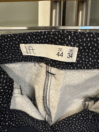 Pantalon tobillero azul marino con detalles crema