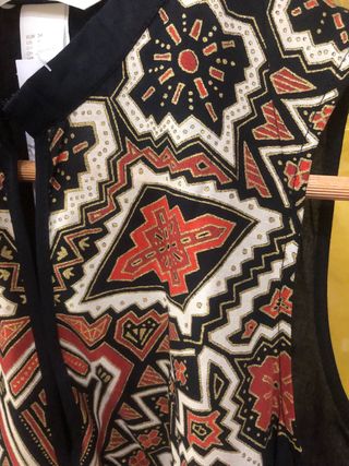 Preciosa camisa Étnica. Negra. HM. Nueva