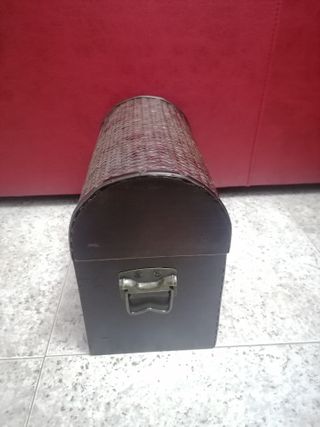 Baúl mediano de madera con asas