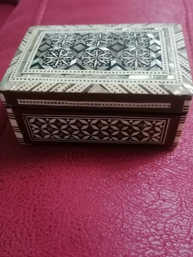 Cajita pequeña de madera con nácar