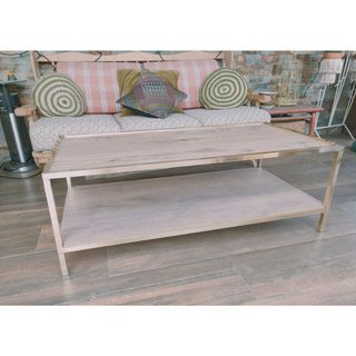 Mesa de latón y madera