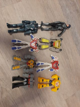 Set formato da 8 robot