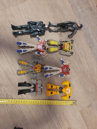 Set formato da 8 robot