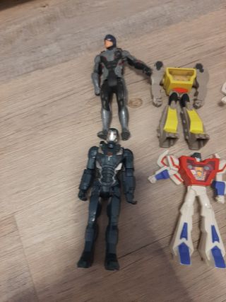 Set formato da 8 robot