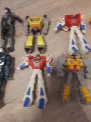 Set formato da 8 robot