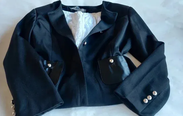 elegante chaqueta/blazer corto negro satinado