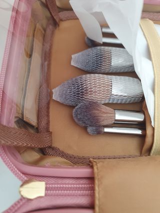 Maletín con pinceles para poner maquilla