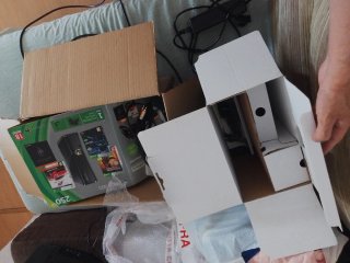 Xbox 360 Slim + caja + cables, mando opcional