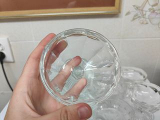 Copas de helado, botellas de whiskey y vasitos