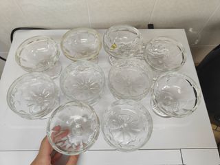 Copas de helado, botellas de whiskey y vasitos