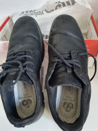 Zapatos negros con cordones