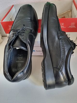 Zapatos negros con cordones