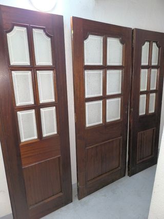 Conjunto de tres puertas de entrada a salón 