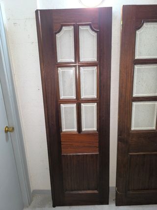 Conjunto de tres puertas de entrada a salón 