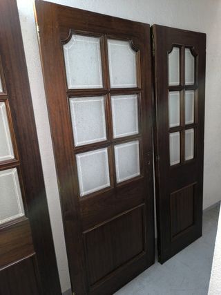Conjunto de tres puertas de entrada a salón 