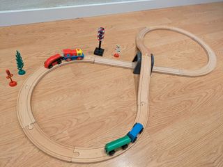 Tren de madera Ikea y Locomotora Hape