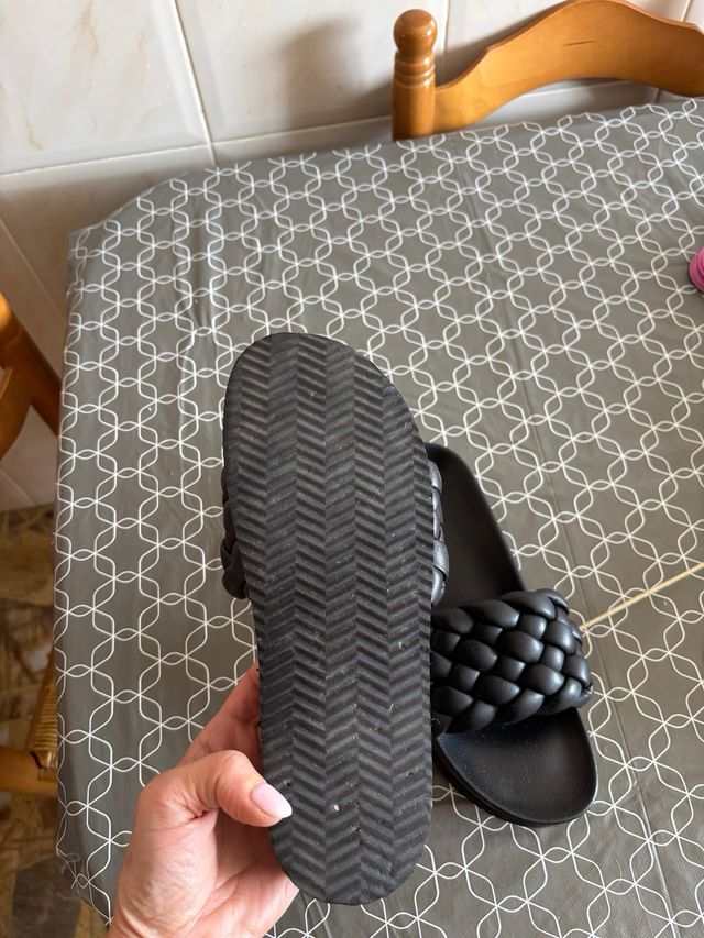 Sandalia plana negra cuero