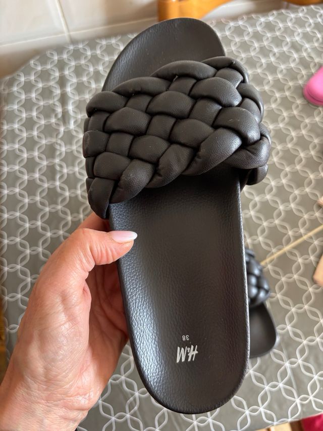 Sandalia plana negra cuero