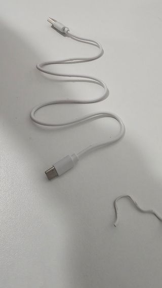 Cavo USB-C bianco lungo circa 45cm