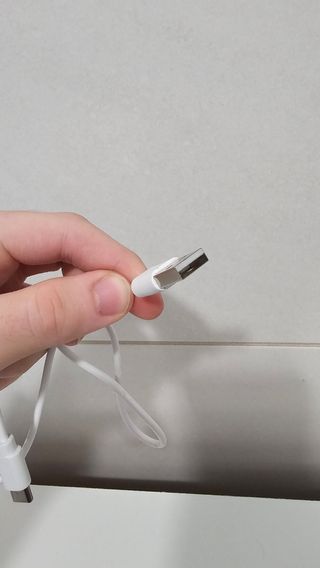 Cavo USB-C bianco lungo circa 45cm