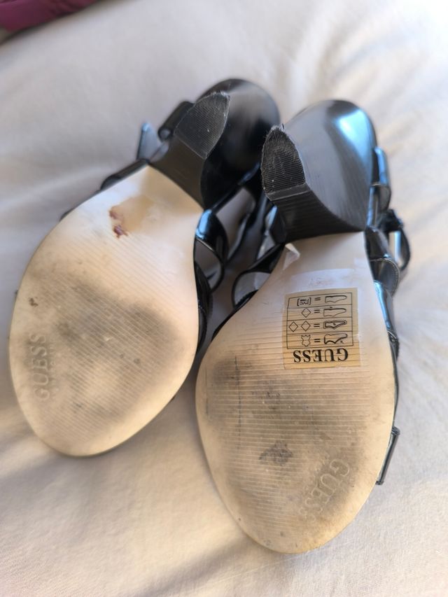 Sandalias Guess Tacón color negro