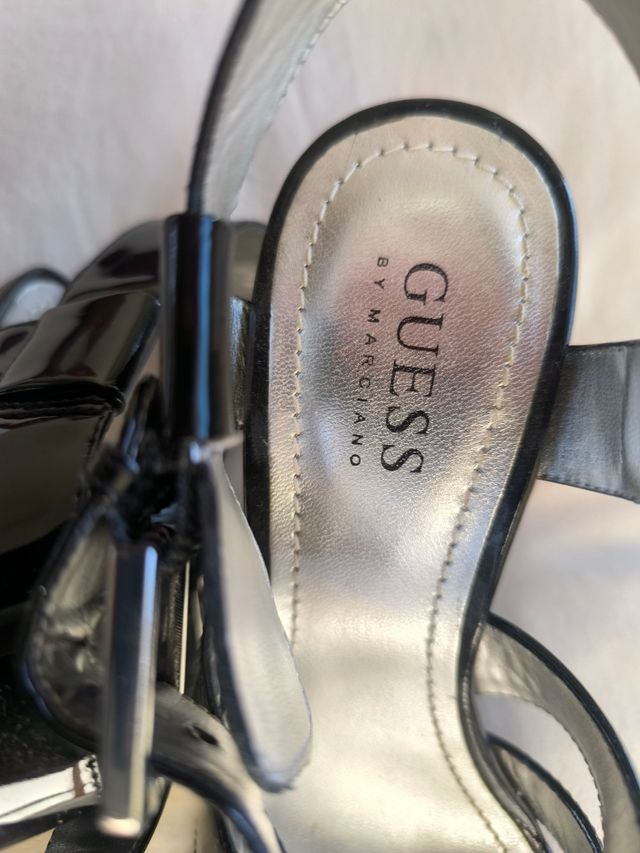 Sandalias Guess Tacón color negro