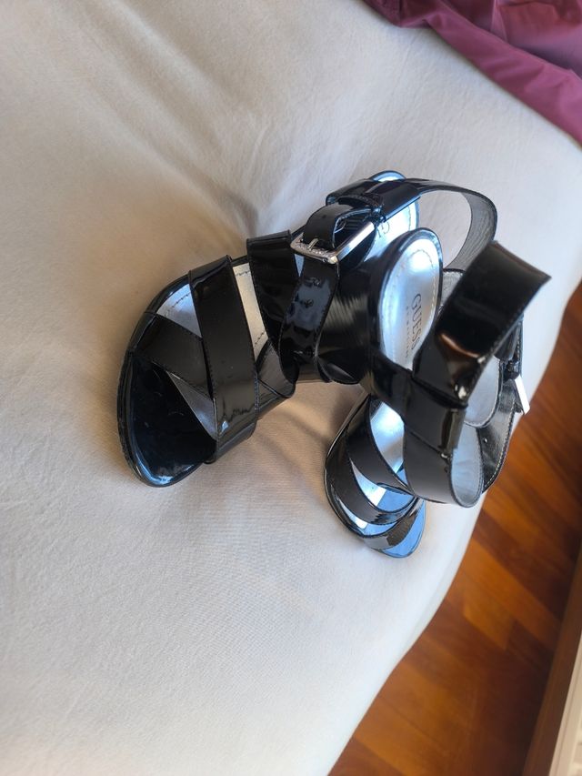 Sandalias Guess Tacón color negro