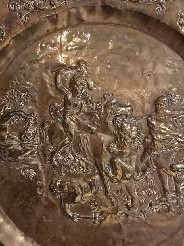 2 Platos antiguos de cobre repujado labrado metal