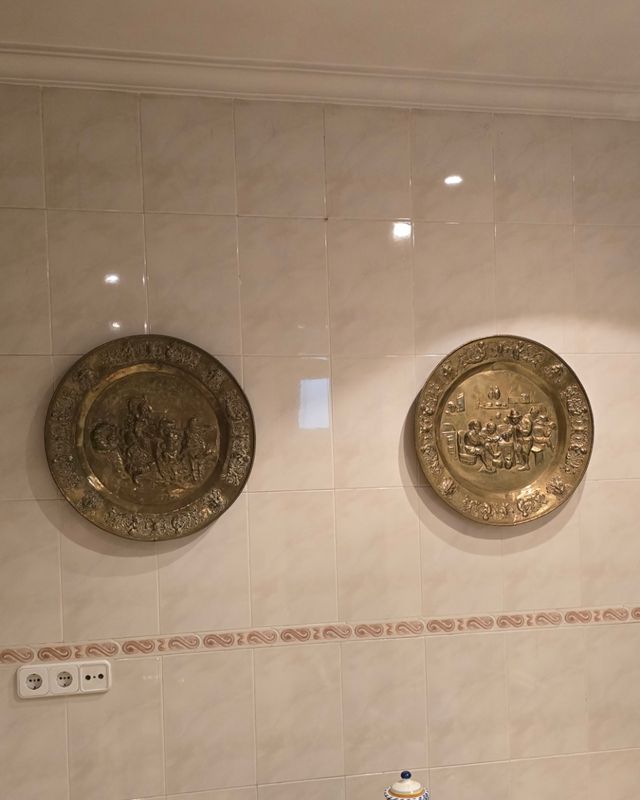 2 Platos antiguos de cobre repujado labrado metal