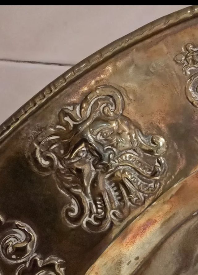 2 Platos antiguos de cobre repujado labrado metal