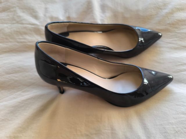 Stilettos. Zapatos salón negros. Uterqüe