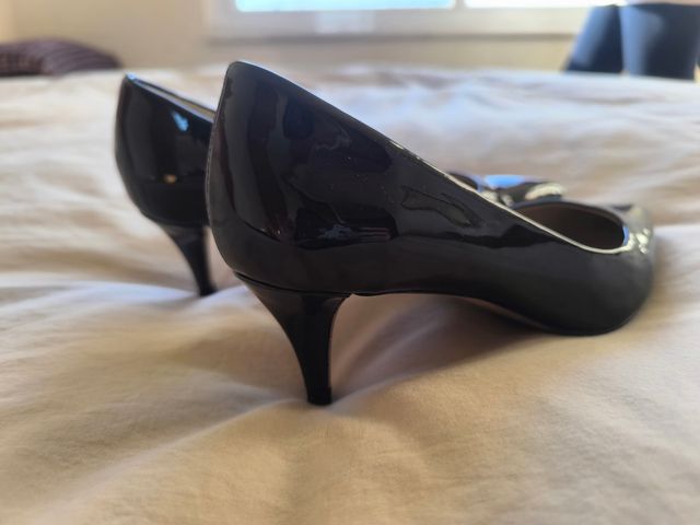 Stilettos. Zapatos salón negros. Uterqüe