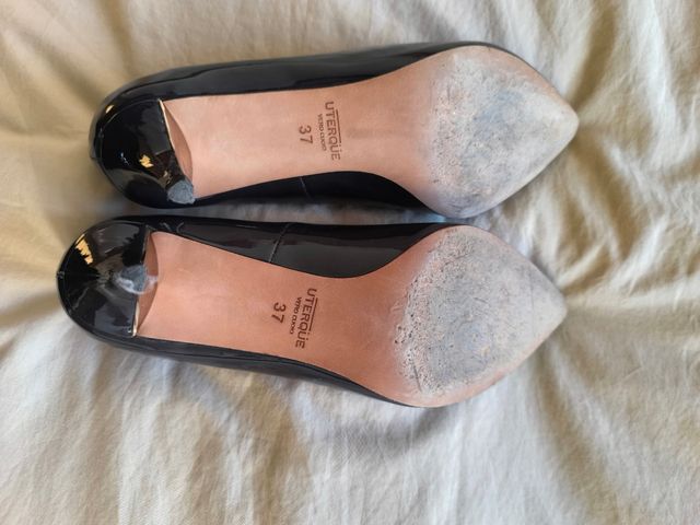 Stilettos. Zapatos salón negros. Uterqüe