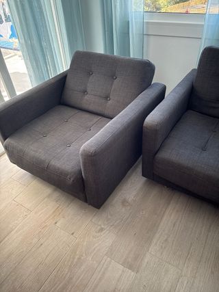 Un sofa cama de tres plazas y dos sillones abatibles