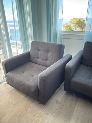 Un sofa cama de tres plazas y dos sillones abatibles