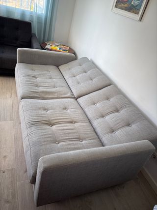 Un sofa cama de tres plazas y dos sillones abatibles