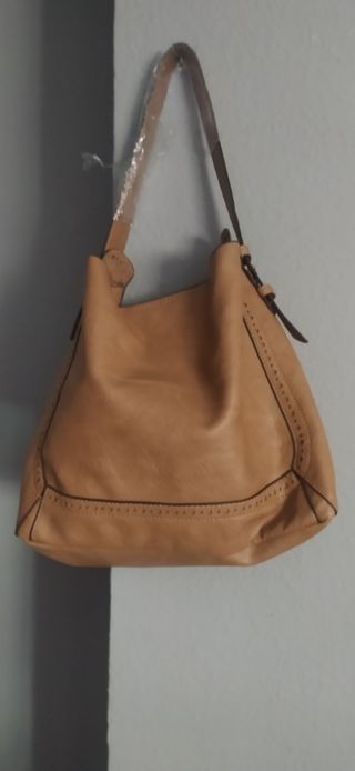 Bolso de hombro. Marrón